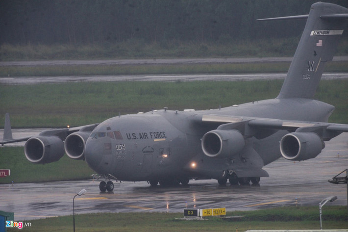 Khoảng 11h25 trưa 8/11, một chiếc C-17 đã hạ cánh sân bay Đà Nẵng.