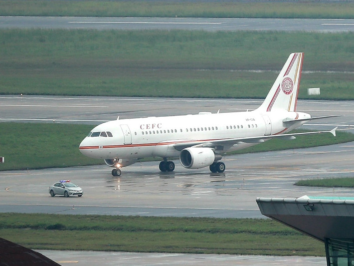 Lúc 13h, máy bay Airbus A319 số hiệu VP -CIA thuộc sở hữu Tập đoàn năng lượng Trung Quốc CEFC hạ cánh. Máy bay này khởi hành từ Thượng Hải lúc 10h35 sáng 8/11.