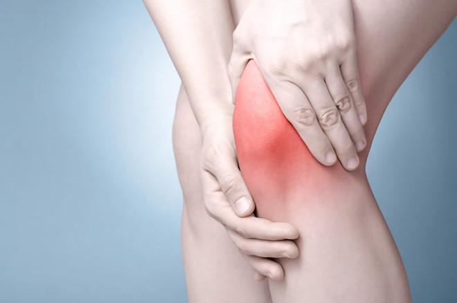 Viêm khớp: Đau khớp và các vấn đề về viêm khớp có thể gây khó chịu cho đời sống tình dục của bạn. Nhưng bạn vẫn có thể thoải mái và hài lòng nếu lên kế hoạch "yêu" vào thời điểm bạn thường cảm thấy tốt nhất trong ngày. Ngoài ra, bạn nên uống thuốc giảm đau trước khi quan hệ ít nhất 30 phút. Có thể nhờ đối tác massage làm dịu đau cơ và khớp, nó có thể là màn dạo đầu hưng phấn cho cả hai. Ảnh: Express.