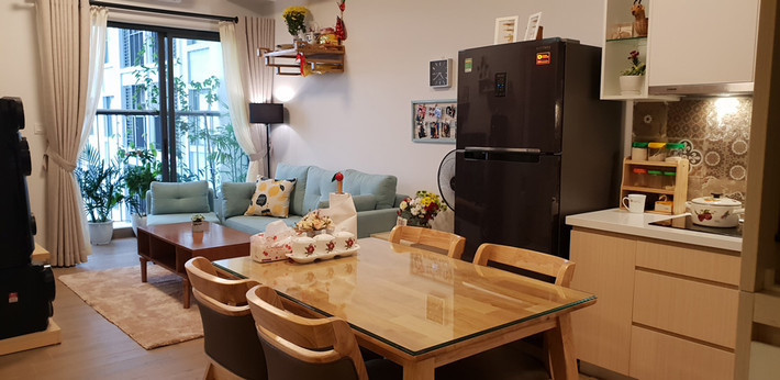 Căn hộ ấm cúng của Đại Dương nằm trên tầng 22 của khu chung cư xanh mát. Đại Dương lấy tông màu xanh bạc hà của ghế sofa làm chủ đạo để thêm thắt các chi tiết khác cho căn hộ. MC Đại Dương mua nó sau nhiều năm tích góp từ công việc MC ở đài VTC, VTV và cả chạy show bên ngoài.