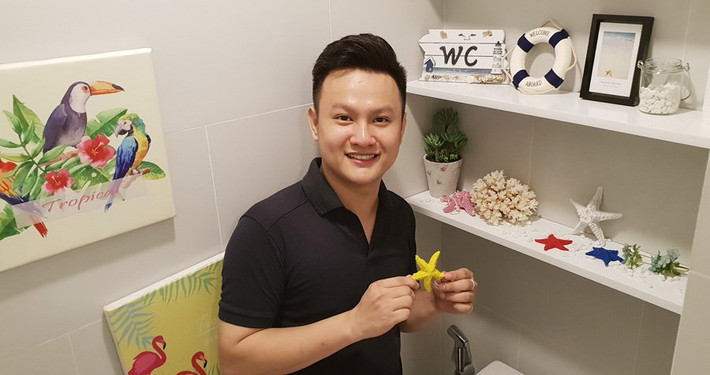 Nhà vệ sinh của MC Đại Dương rất đặc biệt, rất... đại dương bởi anh trang trí nó bằng các con sao biển nhiều màu sắc, san hô, ngọn hải đăng ....