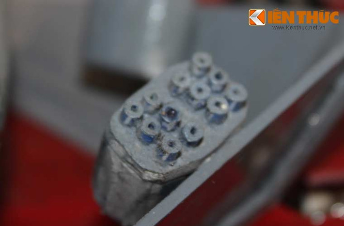 Dàn phóng đạn nhiễu PK-10 được trang bị trên tàu để đánh lừa tên lửa đối phương.