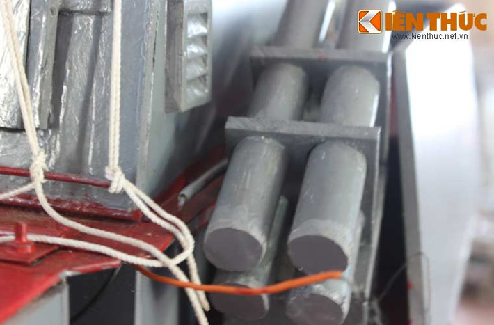 Bệ phóng tên lửa URAN-E hai bên mạn tàu, mỗi bệ 4 ống phóng được xem hỏa lực chủ công của tàu hộ tống lớp P.