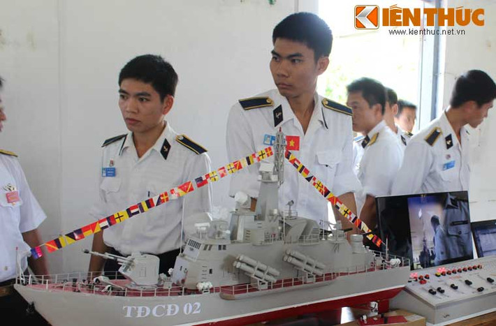 Chiến hạm Project 12418 Molniya được giới quân sự mệnh danh là “ong bắp cày” bởi hệ thống vũ khí vô cùng mạnh mẽ của nó, mạnh hơn rất nhiều so với thế hệ 1241RE và chỉ đứng sau Gepard 3.9. Ảnh: mô hình tàu tên lửa Molniya với nhiều chi tiết giống thật do các học viên Học viện Hải quân sáng tạo.