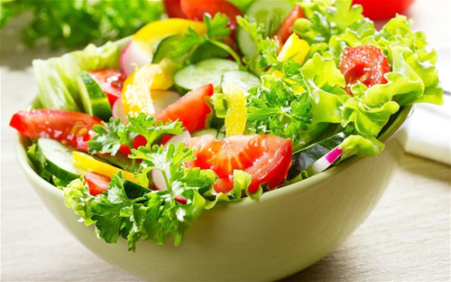 Bên cạnh đó, cần tăng cường các loại thực phẩm đẩy mạnh quá trình đốt cháy chất béo quanh eo như quả hạnh, rau, trứng, socola đen và trái cây.