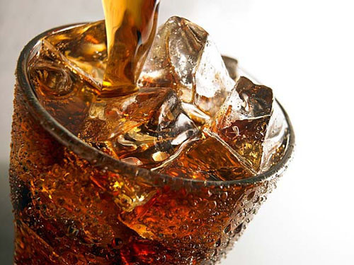 Soda và kẹo cũng không nên ăn nhiều bởi chúng không có giá trị dinh dưỡng, dễ gây tăng cân béo phì. Để không bị “cám dỗ” bởi những viên kẹo ngọt, bạn nên uống nhiều nước hoặc ăn hoa quả để loại bỏ cảm giác thèm ăn.