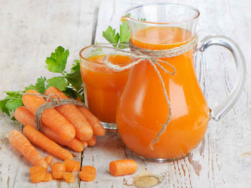Trong số đó, vitamin A đóng vai trò đặc biệt quan trọng trong việc hình thành các mô liên kết khỏe mạnh cho răng. Nó cũng đảm bảo giữ cho nướu luôn chắc khỏe, duy trì lượng nước bọt thích hợp trong miệng. Muốn bổ sung vitamin A, nên ăn nhiều rau lá xanh, cà rốt, xoài, khoai lang và dầu cá.