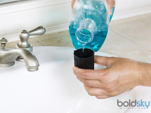 Khi bị nấm, bạn có thể dùng nước súc miệng để loại bỏ nấm ngoài da bởi trong dung dịch này chứa chất chống nấm và sát trùng. Lúc này bạn chỉ cần lấy một viên bông nhỏ, nhúng vào dung dịch rồi làm sạch khu vực nhiễm nấm. Các chất trong nước súc miệng sẽ nhanh chóng tiêu diệt vi khuẩn gây bệnh.