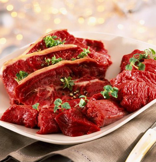 Sử dụng lượng nhỏ thịt đỏ. Nếu như cảm thấy hứng thú với hương vị từ thịt đỏ, bạn vẫn có thể dùng nó để chế biến món ăn song cần giảm lượng thịt để đảm bảo ngon miệng mà không làm hại đến sức khỏe.