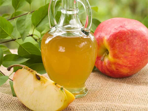 Đặc biệt, giấm táo không chỉ làm sạch ráy tai mà còn góp phần khôi phục độ pH trung bình trong tai. Khi thực hiện, bạn cần dùng 1 muỗng cà phê giấm táo với một tách cà phê nước ấm rồi nhỏ vài giọt vào tai.