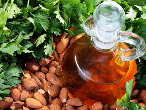 Trường hợp dùng dầu hạnh nhân, bạn không cần thiết phải hòa với nước ấm mà chỉ cần nhỏ 2 – 3 giọt trực tiếp vào tai, đợi 5 phút rồi dùng bông mềm lau sạch phần dung dịch vừa chảy ra bên ngoài.