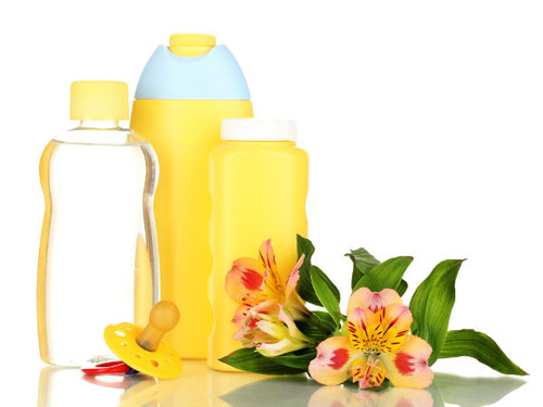 Tận dụng 1 muỗng cà phê giấm kết hợp ½ thìa cà phê cồn khử trùng, nhỏ 1 – 2 giọt vào tai đợi 5 phút rồi nằm nghiêng để dung dịch ra ngoài cũng có thể loại bỏ ráy tai dễ dàng.