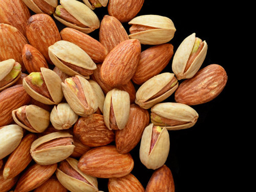 Các loại hạt. Các loại hạt được khuyên dùng thay cho các món snack như bim bim, khoai tây chiên bởi chứa chất xơ, protein, vitamin, khoáng chất và omega – 3. Mặt trái của loại thực phẩm này là chúng chứa nhiều calo gây tăng cân nhanh chóng. Chẳng hạn, một phần tư quả hạnh có thể chứa 132 calo – lượng calo bằng 1 túi bỏng ngô bạn ăn khi xem phim.