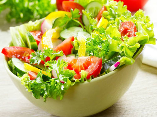 Salad chế biến sẵn. Salad với thành phần rau xanh rất tốt cho sức khỏe. Vậy nhưng, bạn nên tự chế biến thay vì mua sẵn ngoài thị trường. Nguyên nhân bởi trong quá trình chế biến, người bán hàng thường cho thêm nước sốt, phụ gia giàu chất béo, calo vào chúng.