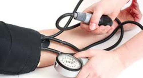 Ổn định huyết áp. Ánh nắng mặt trời cũng ảnh hưởng tích cực đến nỗ lực ổn định huyết áp ở con người. Cụ thể, nghiên cứu được công bố trên tạp chí Journal of Investigative Dermatology năm 2014 chỉ ra tỷ lệ tăng huyết áp có xu hướng tăng cao vào mùa đông và nhiều ở các nước xa đường xích đạo. Rất có thể việc tiếp xúc với mặt trời khiến nitric oxide trong da được hấp thụ vào máu, giúp mở rộng các mạch máu và giảm áp lực bên trong.