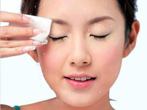 Nước dừa tốt cho da. Không chỉ tốt cho hệ tiêu hóa, nước dừa còn mang lại làn da đẹp hoàn hảo như mong đợi. Cụ thể, uống nước dừa thường xuyên giúp bạn loại bỏ trứng cá, làn da không đồng đều hay các khiếm khuyết trên da. Nước dừa còn được ví như loại kem dưỡng ẩm tự nhiên làm da được trẻ hóa.
