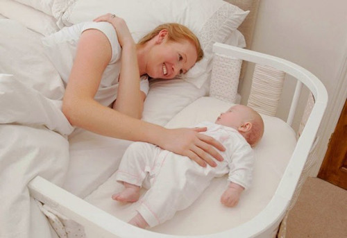 Nên cho bé ngủ chung phòng thay vì chung giường. Hầu hết các bà mẹ Việt Nam đều có thói quen ngủ cùng giường với con song điều này lại có thể dẫn tới rủi ro gây ngạt thở cho bé. Thay vì cố gắng gần con nhất có thể, mẹ nên cho con nằm nôi đặt gần giường để tiện chăm sóc.