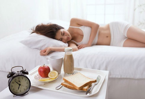 Bên cạnh đó, có nhiều bằng chứng chỉ ra ngủ quá ít có thể ảnh hưởng đến lượng hormone được tiết ra cũng như quá trình trao đổi chất. Về lâu dài, tình trạng này dễ dẫn tới tiểu đường.