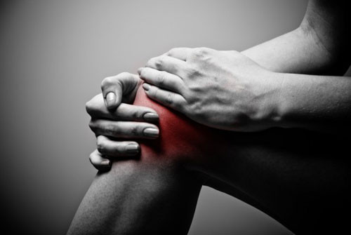 Đau khớp. Với những người mắc bệnh về xương khớp, không cung cấp đủ nước dễ khiến cơ thể đối diện những cơn đau nhức. Nguyên nhân bởi sụn cột sống và các phần xương đĩa có cấu tạo 80% là nước. Cung cấp đủ nước góp phần giữ các khớp xương phối hợp hoạt động tốt hơn.