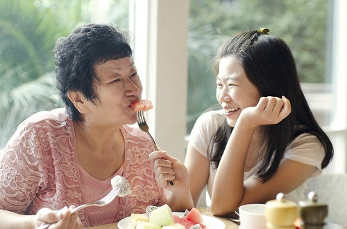 Mong muốn được quan tâm. Bệnh nhân ung thư vú thường phải điều trị trong thời gian dài. Quá trình này khiến họ đôi khi nghĩ tiêu cực. Thay vì phó mặc họ cho các bác sĩ, bạn nên dành thời gian bên họ. Những lần trò chuyện đơn giản cũng giúp họ cảm thấy bớt cô đơn hơn nhiều.