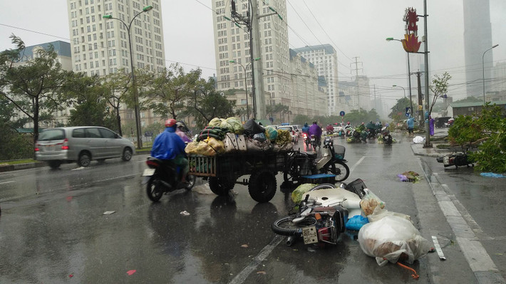 Giao thông trên nhiều tuyến phố gặp khó khăn do gió tạt mạnh. Một số phương tiện chở cồng kềnh bị đổ, rất may chưa có tai nạn nghiêm trọng nào xảy ra.