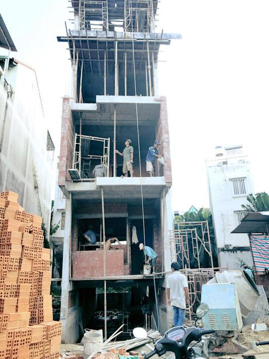 Trước đó, bà xã Thanh Bình từng tâm sự, cô muốn chuyển đến một ngôi nhà có cây xanh, có sân vườn và hồ bơi. Song thay vì từ chối hay đồng ý, nam diễn viên lại thách thức nàng 'Kiều nữ': “Đẻ đứa nữa đi rồi cho đổi”.