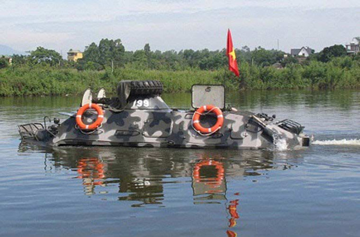 Xe thiết giáp BTR-60PB của Việt Nam có khả năng bơi với tốc độ 10km/h.