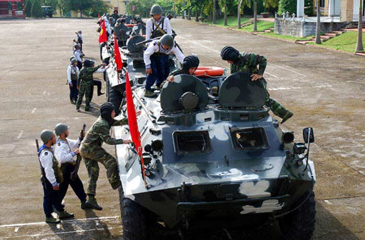 Với chức năng chính là vận chuyển binh sĩ, BTR-60PB có khả năng chở 8 lính cùng đầy đủ trang bị vũ khí. Các binh sĩ sẽ vào xe bằng cửa nóc hoặc hai cửa hông.