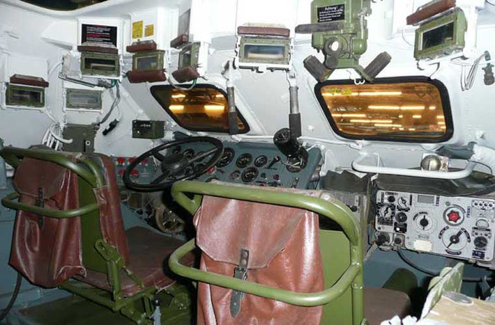 Cận cảnh cabin lái BTR-60PB với hai kính chắn gió và một số lỗ châu mai (quan sát khi cần hạ lớp thép chống đạn cho kính chắn gió), vô lăng điều khiển như xe ô tô thông thường.