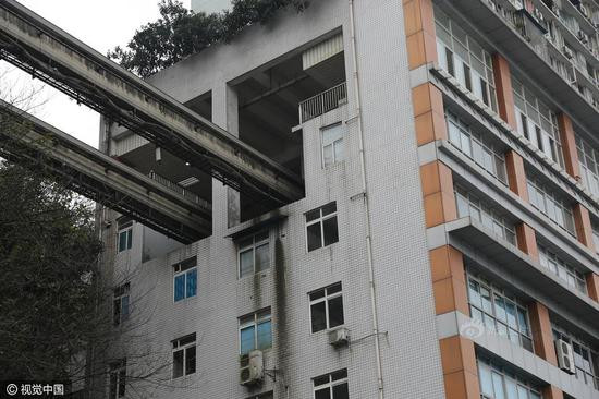 Tàu hỏa hàng ngày chạy xuyên qua tòa chung cư và mọi sinh hoạt của người dân vẫn diễn ra bình thường.