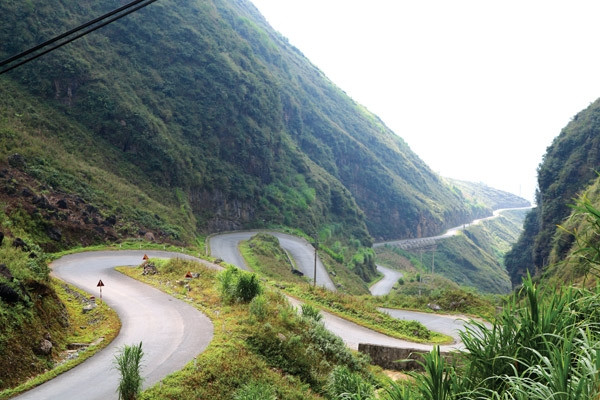 Đèo Bắc Sum: Thuộc địa phận của tỉnh Hà Giang, đèo Bắc Sum được dân phượt nhắc tới như đèo Pha Đin thứ 2 của miền Bắc. Con đèo hiểm trở với những khúc đường nhỏ, uốn lượn, ngoằn ngoèo. Ngoài ra, đèo còn thu hút bởi vẻ đẹp như tiên cảnh với màu của lúa, của mây trời bồng bềnh…