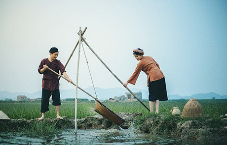 Bài thơ Chân quê là lời trách móc nhẹ nhàng nhưng xót xa của chàng trai quê về sự đổi thay từ hình thức đến tâm hồn của người yêu.