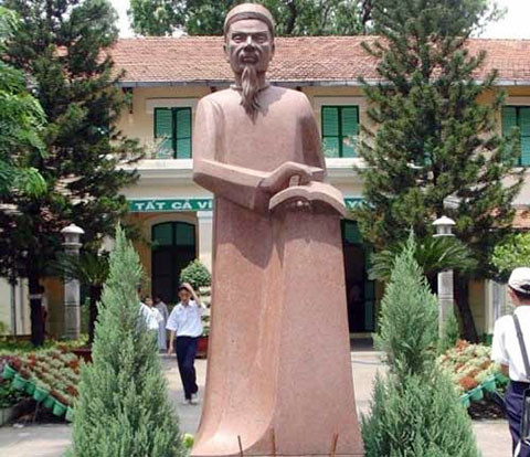 Ngay từ thuở nhỏ, Lê Quý Đôn đã được gọi là “thần đồng”. Năm 5 tuổi ông đọc được nhiều bài trong Kinh Thi; 12 tuổi đọc hết các sử sách, năm 14 tuổi đọc xong toàn bộ sách kinh, sử của Nho gia...
