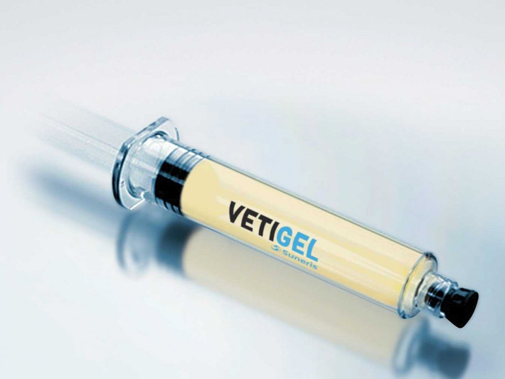 Phát minh đáng mong chờ trong 2018 về Vetigel - băng cầm máu dạng lỏng siêu tốc. Vetigel là một gel cơ bản làm từ tảo thực vật gồm rất nhiều phần tử polyme siêu nhỏ, có sự kết hợp của clindamycin giúp chống lại các vi khuẩn trong cơ thể và tretinoin là một dạng của vitamin A giúp giảm lượng dầu trên da, giúp da tái tạo nhanh chóng. Vetigel không những có thể cầm máu các vết thương ngoài da mà còn hỗ trợ đắc lực cho các bác sĩ trong phẫu thuật. Nó có thể dễ dàng bảo quản ở điều kiện bình thường, sử dụng đơn giản cho mọi đối tượng, hoàn cảnh và đặc biệt là công dụng cầm máu nhanh chóng.