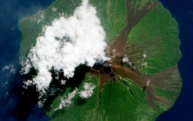 Núi lửa Manam nằm ở ngoài khơi bờ biển Papua New Guinea, được chụp hồi năm 2010. Những cột khói trắng bốc ra từ miệng núi lửa tạo nên một cảnh tượng tuyệt đẹp