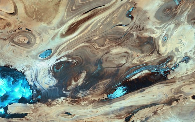 Dasht-e Kevir hoặc Great Salt là sa mạc lớn nhất ở Iran. Nơi đây chủ yếu là hoang mạc không có người ở, chỉ có các đầm lầy và muối
