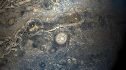 Bức ảnh ấn tượng được chụp vào ngày 24/10 khi máy dò JUNO của NASA đang ở trên đỉnh của những đám mây trên sao Mộc. Hình "chuỗi ngọc trai" này chính là những cơn bão lớn đang quay trên sao Mộc. Ảnh: NASA/JPL-Caltech/SwRI/MSSS/Gerald Eichstädt/Seán Doran