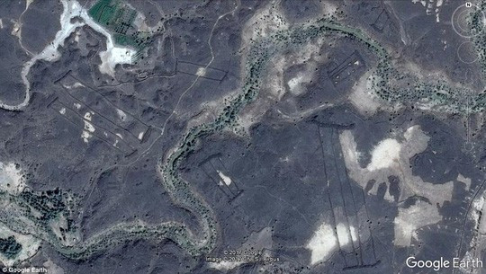 1. Di tích 7.000 năm được phát hiện nhờ… Google Earth. Sau khi báo chí đưa tin về một quần thể kiến trúc kỳ lạ được thể hiện qua các hình ảnh Google Earth, chính phủ Ả Rập Saudi đã mời các nhà khảo cổ học chụp ảnh trên không và nghiên cứu về di tích này. Cụm kiến trúc bao gồm 400 cấu trúc có dạng cổng hoặc một căn phòng chữ nhật bằng đá, tường thấp hoặc không nóc. Chiều dài mỗi cấu trúc trúc khoảng 13-518 m, được cho là xây dựng với mục đích tôn giáo, nằm bên rìa núi lửa, lẫn trong những mảng nham thạch cổ xưa.