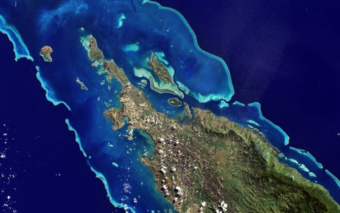 Hình ảnh đẹp về Trái đất, chụp một trong những hòn đảo thuộc quần đảo New Caledonia ở ngoài khơi bờ biển Úc chụp hồi tháng 5/2001. Màu xanh nhạt là vùng nước nông trong khi màu xanh đậm là vùng biển sâu