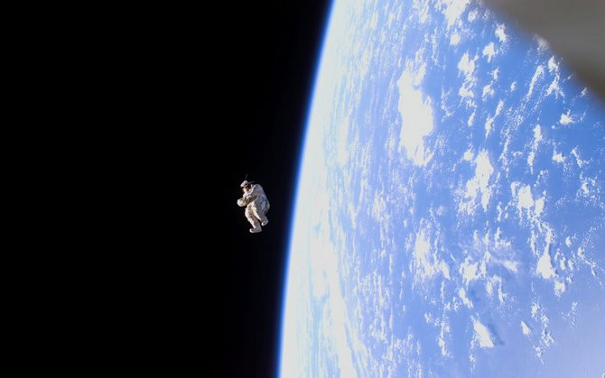 Từ lâu, NASA đã sử dụng hệ thống vệ tinh dày đặc bay xung quanh Trái Đất để tổng hợp bộ dữ liệu hình ảnh về sự thay đổi của hành tinh xanh. Cho tới nay, NASA đã có trong tay một kho dữ liệu hình ảnh Trái Đất đồ sộ. Đây không phải là cảnh trong một bộ phim viễn tưởng nào đó mà chính là hình ảnh một phi hành gia trong bộ đồ SuiSat-1 do Nga phát triển vào năm 2006