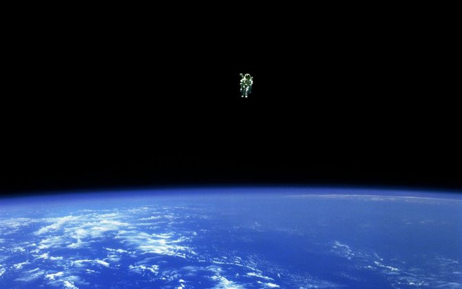 Năm 1984, phi hành gia Bruce McCandless II lúc đó chỉ mới 47 tuổi, liều lĩnh vượt xa giới hạn an toàn của tàu vũ trụ với khoảng cách gần 100 mét nhờ hệ thống balô phản lực chạy bằng khí nitơ