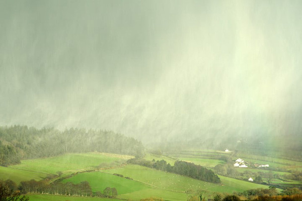 Mưa tuyết và mưa đá quét qua một thung lũng gần Aberystwyth, xứ Wales. Ảnh: John Gilbey