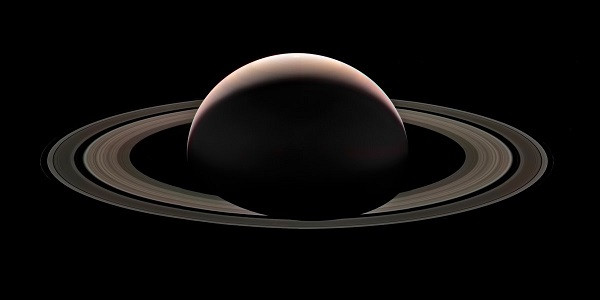 Đây là bức ảnh cuối cùng mà tàu vũ trụ Cassini ghi lại được của Sao Thổ trước khi "tự sát". Khi nhận thấy nhiên liệu của Cassini sắp cạn kiệt, NASA quyết định để nó "thả mình" xuống Sao Thổ nhằm tránh va chạm với các vệ tinh Titan và Enceladus, nơi tiềm ẩn sự sống ngoài Trái Đất. Cassini bốc cháy hôm 15/9, kết thúc sứ mệnh vĩ đại sau 20 năm lơ lửng trong vũ trụ. Ảnh: NASA/JPL-Caltech/Space Science Institute, Roman Tkachenk