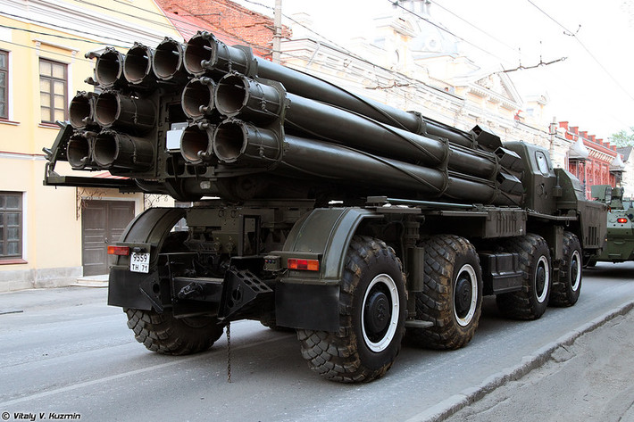 Bệ phóng tự hành 9A52 của tổ hợp pháo phản lực phóng loạt BM-30 Smerch. Loại vũ khí này từng được xuất hiện nhiều lần trên Quảng trường Đỏ, nhưng hiện tài hoặc cách đây từ vài năm trước thì chúng đã lui dần về các cuộc duyệt binh tại các thành phố khác. Nguồn ảnh: Vitaly-Kuzmin