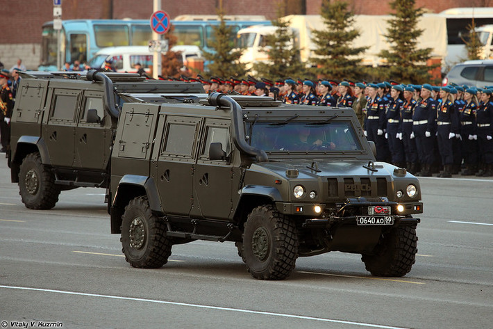 Ở Moscow, người ta chuộng dùng xe thiết giáp Tigr-M, trong khi tại Tula Quân đội Nga ở đây dùng mẫu Rys' tương đương nhưng là sản phẩm mua giấy phép sản xuất từ hãng Iveco LMV của Italy. Nguồn ảnh: Vitaly-Kuzmin