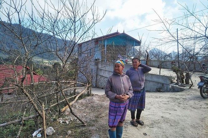 Hai phụ nữ người H'Mông bán đào cạnh Quốc lộ 6 qua huyện Vân Hồ
