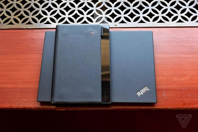 Máy đươc trang bị màn hình OLED kích thước 13,3 inch, tỷ lệ 4:3, độ phân giải 2K. Màn hình này được thiết kế có thể gập vào trong tương tự một cuốn sách.