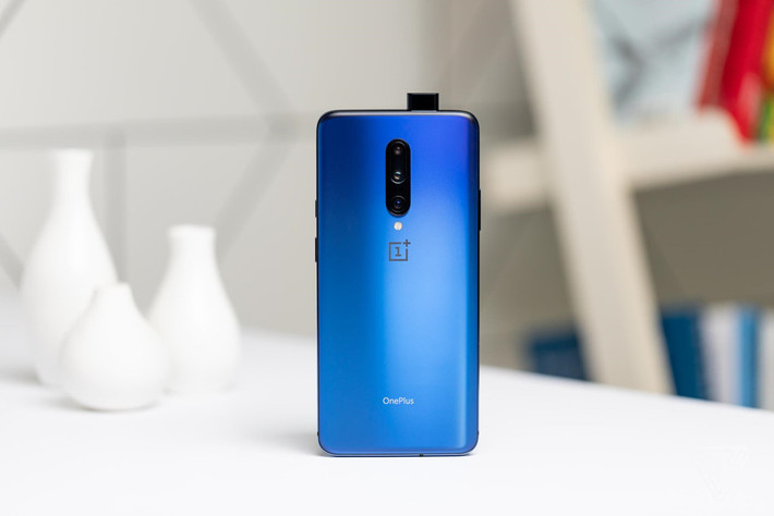 Camera của máy có thể quay video 4K với 60 fps, có chống rung quang học OIS và chống rung điện tử EIS. Tính năng UltraShot trên máy có thể xếp nhiều tấm hình lên nhau, cho ra một bức ảnh có độ sáng tăng lên gấp 4 lần, độ chi tiết cao hơn.