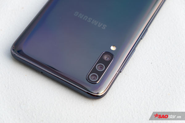 Được biết, Samsung Galaxy A70 hiện có giá bán 9,29 triệu tại thị trường Việt Nam và được định vị ở phân khúc smartphone tầm trung.