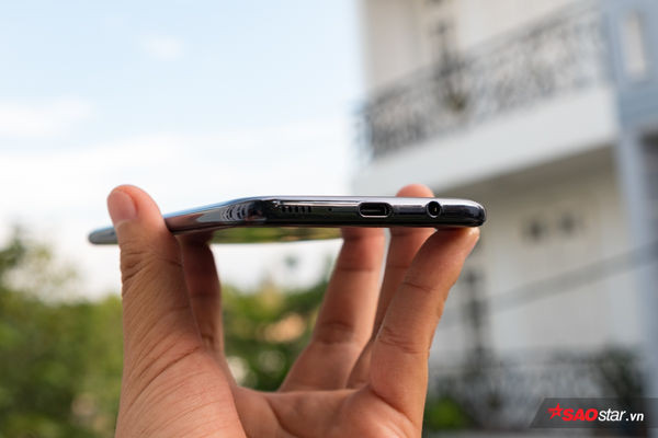 Samsung Galaxy A70 vẫn có jack cắm tai nghe 3,5 mm. Ngày càng nhiều nhà sản xuất khai tử chuẩn kết nối này, tuy nhiên thực tế nó vẫn rất hữu ích.